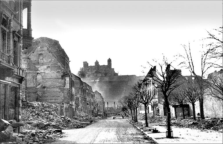 Blick durch die Neubaustraße in Richtung Festung Marienberg.