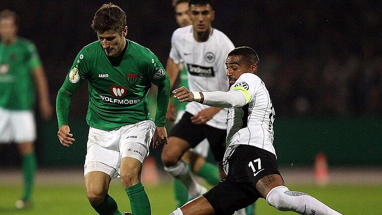 Fussball, DFB-Pokal, 1. FC Schweinfurt 05 - Eintracht Frankfurt       -  Der FC 05 Schweinfurt lieferte Bundesligist Eintracht Frankfurt lange einen packenden Pokalfight: In dieser Szene versucht Steffen Krautschneider (links) Frankfurts Kevin-Prince Boateng auszuspielen.