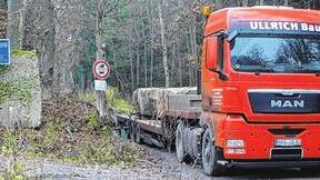 Aus dem aktiven Steinbruch bei Gleisenau werden Sandsteine in Richtung Autobahn abtransportiert. Was früher mehrspännige Pferdewagen erledigten, tut heute ein Fahrzeug.