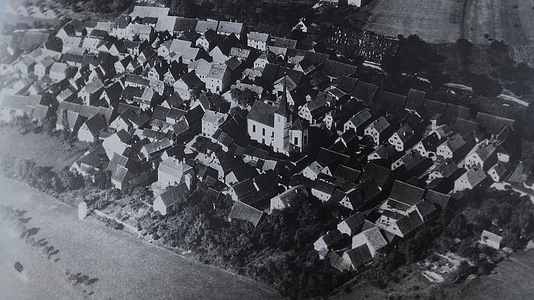 Erinnerung in Hundsfeld - Das bereits abgesiedelte Dorf Hundsfeld in einer Luftaufnahme aus dem Jahr 1938 (aus dem Archiv von Bruno Fella). Erinnerung in Hundsfeld - Das bereits abgesiedelte Dorf Hundsfeld in einer Luftaufnahme aus dem Jahr 1938 (aus dem Archiv von Bruno Fella).