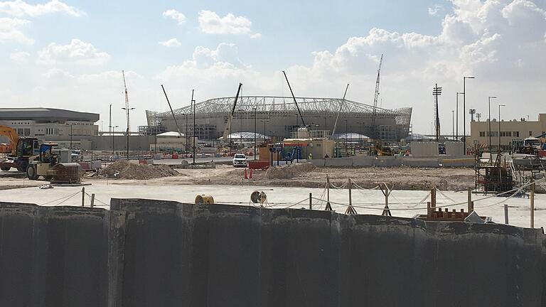 Blick über den Bauzaun: die Baustelle des Al Rayyan Stadions bei Doha, Katar