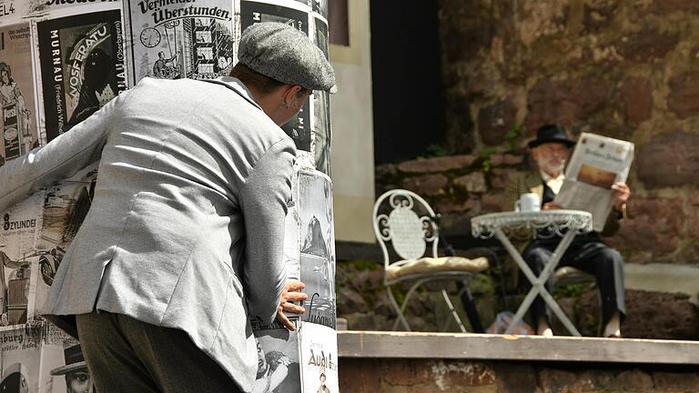 Das Kinderstück nach Erich Kästners Buchvorlage war so beliebt, dass es mehrere Zusatztermine gab: Emil (Nils Jäger) beschattet den Verbrecher Grundeis (Dieter Wieck) im Café Josty.