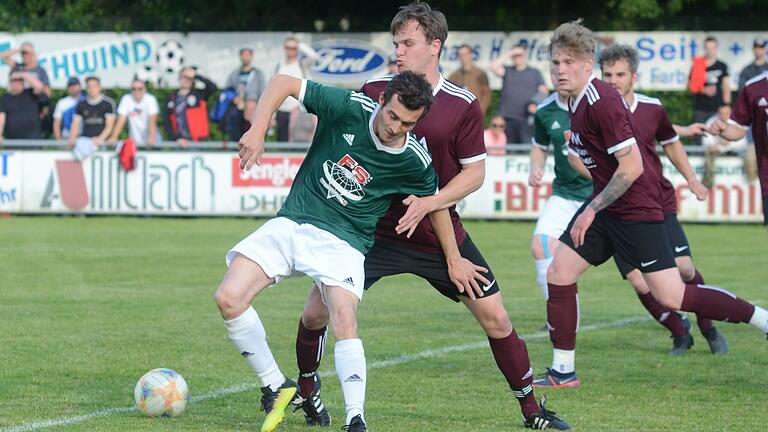 Siegtorschütze Felix Termathe (vorne links) vom TSV Neuhütten-Wiesthal II schirmt den Ball gegen den Partensteiner Thomas Bielmeier ab.