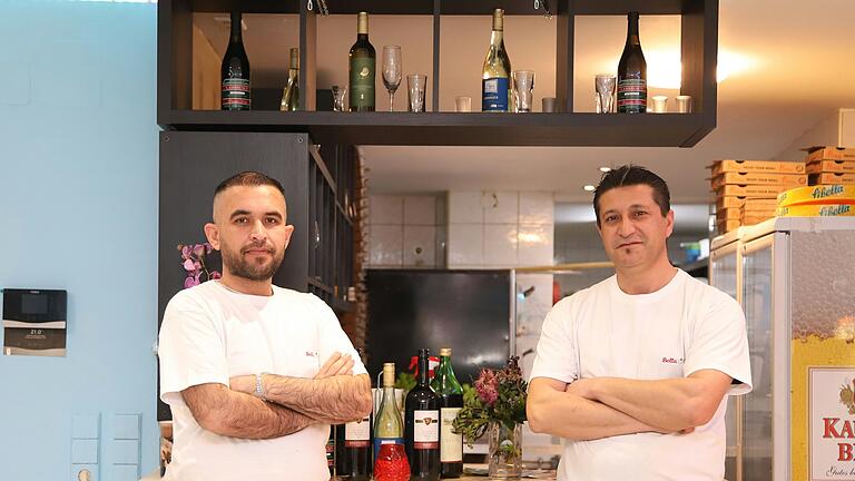 Sie führen die neue Pizzeria am Marktplatz in Gerolzhofen. Musa Özarslan (rechts) und Mamo Hajhabbo aus Nürnberg haben mit dem 'Bella Casa' ihr erstes eigenes Lokal eröffnet. Sie führen die neue Pizzeria am Marktplatz in Gerolzhofen. Musa Özarslan (rechts) und Mamo Hajhabbo aus Nürnberg haben mit dem 'Bella Casa' ihr erstes eigenes Lokal eröffnet.