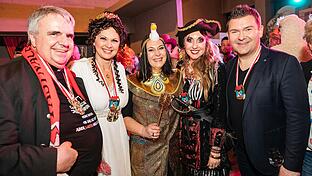 Nach 'Fastnacht in Franken' zur After-Show-Party im Veitshöchheimer Haus der Begegnung: (v.li.) Domkapitular Clemens Bieber, Landtagspräsidentin Ilse Aigner, Putzfraa Ines Procter, Bildungsministerin Anna Stolz&nbsp;und Bauchredner Sebastian Reich.