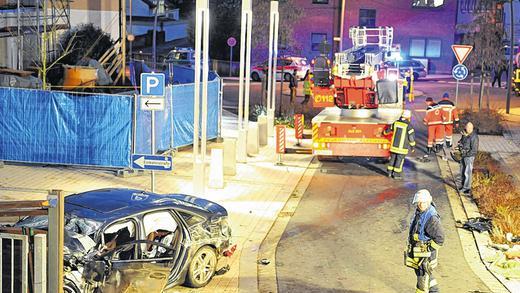 Schrecklicher Unfall in Alzenau: In einer Straße mit Geschwindigkeitsbegrenzung auf 20 km/h raste am Sonntag ein Auto in eine Familie. Schrecklicher Unfall in Alzenau: In einer Straße mit Geschwindigkeitsbegrenzung auf 20 km/h raste am Sonntag ein Auto in eine Familie.