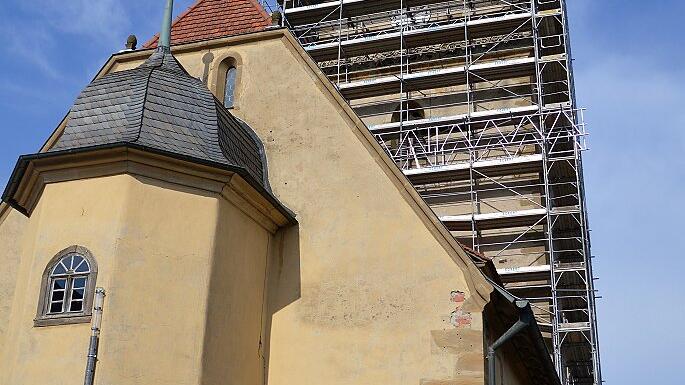 Das Gerüst steht: Der Turm der Irmelshäuser Pfarrkirche wird in den kommenden Monaten saniert: Kosten: rund 1,2 Millionen Euro.