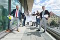 Landrat Thomas Eberth (links) übergibt Oberbürgermeister Christian Schuchardt (rechts) auf der Baustelle des Mainfranken Theaters in Würzburg einen Scheck über 500 000 Euro zur Sanierung. Im Hintergrund von links: Stadtkämmerer Robert Scheller,&nbsp;Leiter Kreisentwicklung Michael Dröse, Mainfranken Theater Intendant Markus Trabusch und Geschäftsführender Direktor Mainfranken Theater Dirk Terwey.&nbsp;