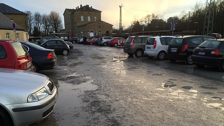 Bei Regen ein Schlammloch, bei Trockenheit eine Staubwüste: Der Schotterparkplatz im Süden des Bahnhofs wird künftig befestigt. Bei Regen ein Schlammloch, bei Trockenheit eine Staubwüste: Der Schotterparkplatz im Süden des Bahnhofs wird künftig befestigt.