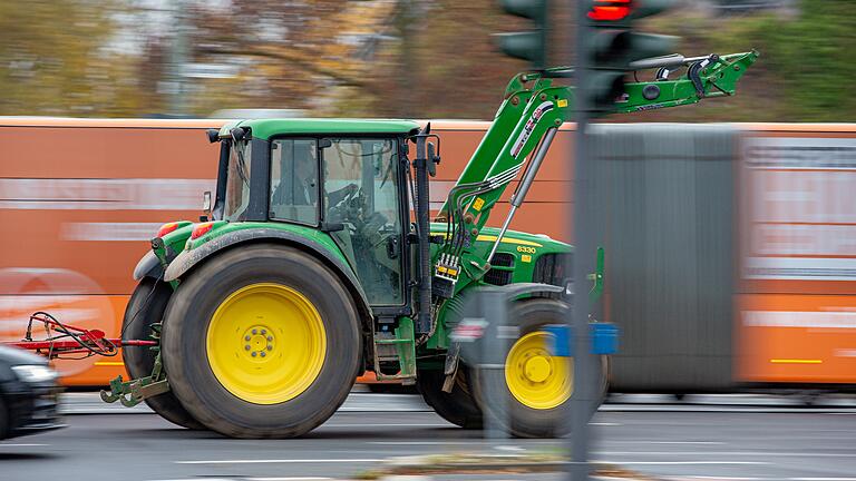 Ab 16 Jahren dürfen Jugendliche, die den Führerschein der Klasse T besitzen, landwirtschaftliche Fahrzeuge mit einer Höchstgeschwindigkeit von 40 Kilometern pro Stunde fahren.