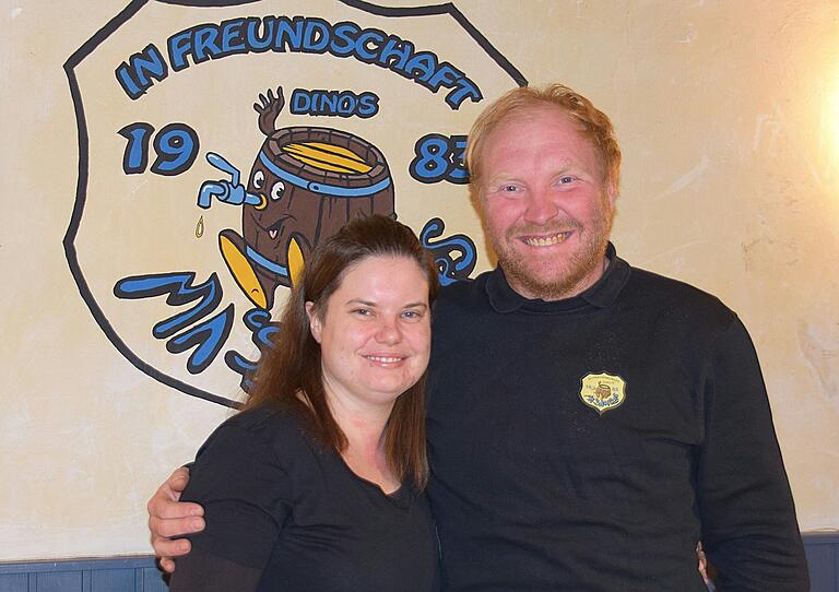 Sie organisieren mit vielen Helfern die legendäre Eisbärparty in Euerbach: Masshoppers-Vereinsvorsitzende Verena Heunemann und ihr Stellvertreter Rainer Schirmer. Sie organisieren mit vielen Helfern die legendäre Eisbärparty in Euerbach: Masshoppers-Vereinsvorsitzende Verena Heunemann und ihr Stellvertreter Rainer Schirmer.