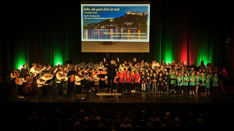 Die Regenbogenchöre sorgten zusammen mit Ensembles aus Gitarren, Streichern und Blockflöten unter der Leitung von Elias Wolf für einen beeindruckenden Auftakt des Weihnachtskonzertes. Die Regenbogenchöre sorgten zusammen mit Ensembles aus Gitarren, Streichern und Blockflöten unter der Leitung von Elias Wolf für einen beeindruckenden Auftakt des Weihnachtskonzertes.