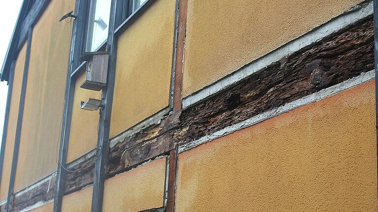 Sichtlich beschädigt sind nicht nur die Holzbalken am Nebengebäude in Geesdorf. Sichtlich beschädigt sind nicht nur die Holzbalken am Nebengebäude in Geesdorf.