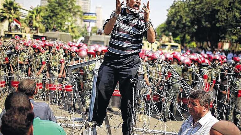 Protest in Kairo: Ein Demonstrant steht auf einer Barrikade vor dem Gebäude des Verfassungsgerichts.