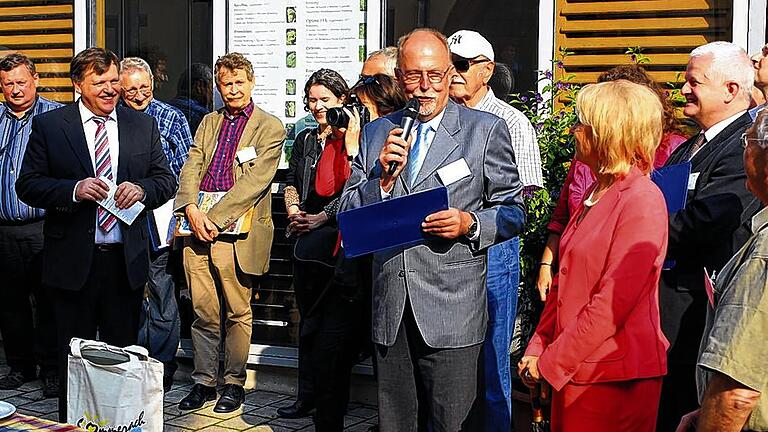 Beeindruckt: Jurychef Michael Pelzer (mit Mikro) bedankt bei den Sommerachern und Landrätin Tamara Bischof. Links: Bürgermeister Elmar Henke.