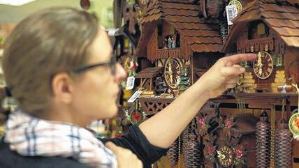 Porträt mit Koo Koo Clocks: Christine Günther. Porträt mit Koo Koo Clocks: Christine Günther.