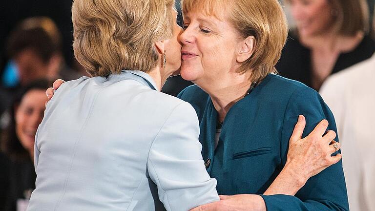 Merkels beste Freunde       -  Befreundet: Bundeskanzlerin Angela Merkel (rechts) und Verlegerin Friede Springer