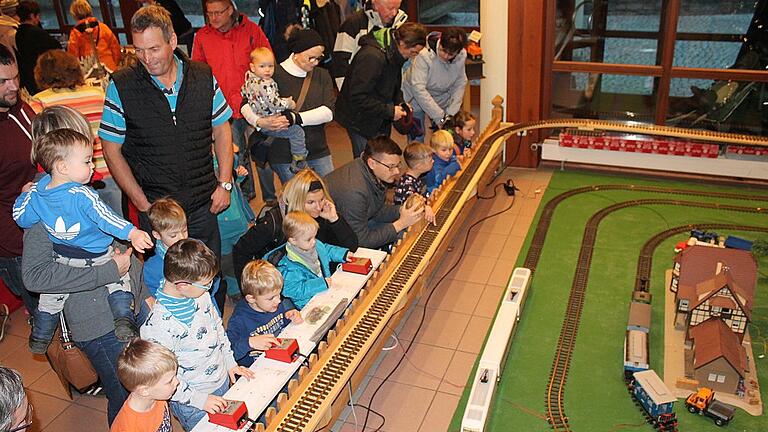 Einmal selbst Lokführer sein – diesen Wunsch erfüllten die Mellrichstädter Eisenbahnfreunde den Kindern. Einmal selbst Lokführer sein – diesen Wunsch erfüllten die Mellrichstädter Eisenbahnfreunde den Kindern.