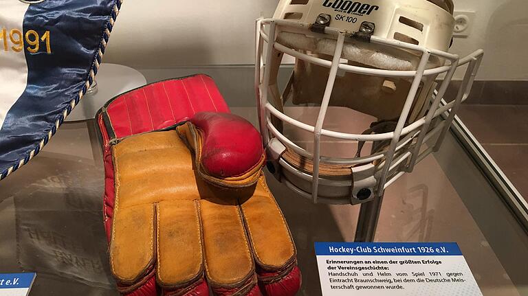 Helm und Handschuh aus dem Spiel, in dem der Hockey-Club 1971 die deutsche Meisterschaft holte. Helm und Handschuh aus dem Spiel, in dem der Hockey-Club 1971 die deutsche Meisterschaft holte.