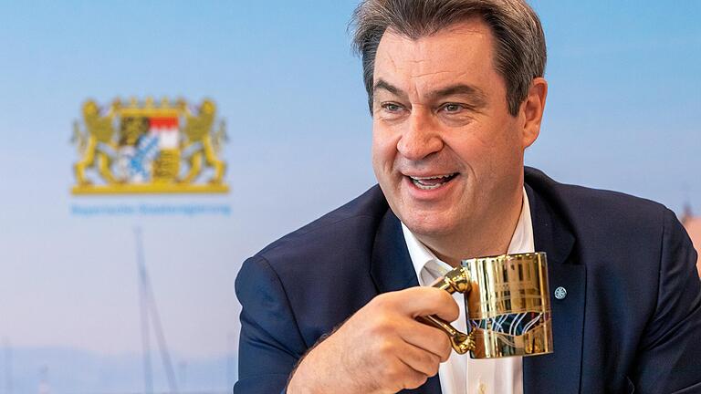 'Es ist wieder Zeit, Optimismus zu vermitteln', findet Ministerpräsident Markus Söder (CSU) mit Blick auf die Corona-Lockerung in Bayern – hier vor Beginn einer Sitzung des bayerischen Kabinetts mit einer goldfarbenen 'Star Wars'-Tasse.&nbsp;