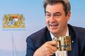 'Es ist wieder Zeit, Optimismus zu vermitteln', findet Ministerpräsident Markus Söder (CSU) mit Blick auf die Corona-Lockerung in Bayern – hier vor Beginn einer Sitzung des bayerischen Kabinetts mit einer goldfarbenen 'Star Wars'-Tasse.&nbsp;