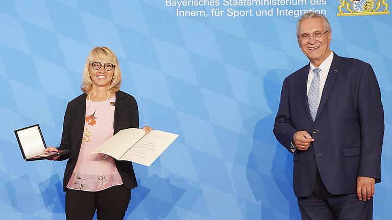 Petra Weingart, Vorsitzende des TSV Ettleben, und der bayerische Innenminister Joachim Herrmann.