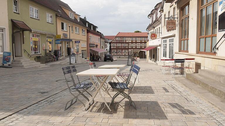 Nach der Umgestaltung sind unter anderem die Gehsteige breiter geworden, so dass Gaststätten – wie hier in der Grünen Marktstraße – auch Platz für Außengastronomie haben.