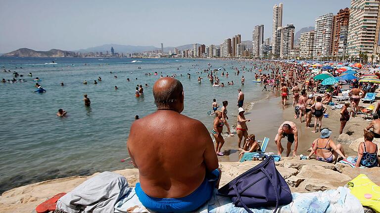 Benidorm an der Costa Blanca.jpeg       -  Spanien war in diesem Jahr bei Touristen enorm beliebt. Entsprechend voll waren die Strände, wie dieser in Benidorm an der Costa Blanca.