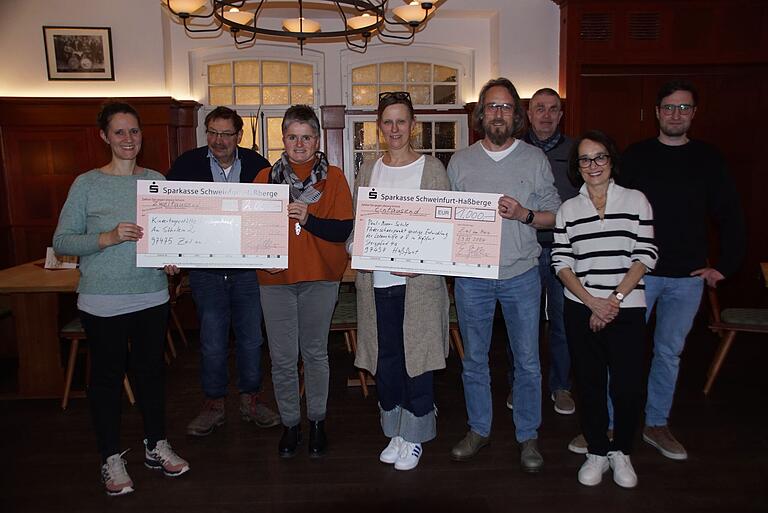 3.000 Euro aus dem Göller-Hilfsfonds vergaben Eva, Max und Franz-Josef Göller sowie Mitglieder des Stiftungsrates an die Paul-Moor-Schule Sylbach und das evangelische Regenbogenhaus Zeil. 3.000 Euro aus dem Göller-Hilfsfonds vergaben Eva, Max und Franz-Josef Göller sowie Mitglieder des Stiftungsrates an die Paul-Moor-Schule Sylbach und das evangelische Regenbogenhaus Zeil.