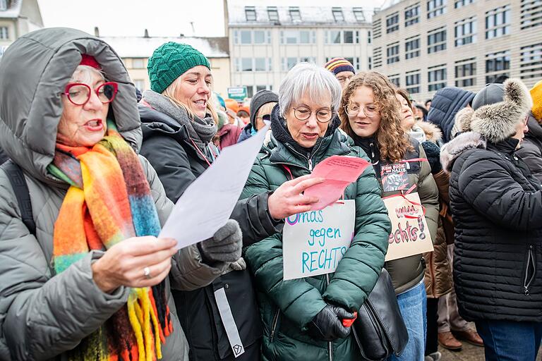 An den&nbsp; 'Demokratie verteidigen – wir halten zusammen'-Demos in Würzburg nahmen verschiedene Regionalgruppen von 'Omas gegen Rechts' teil.