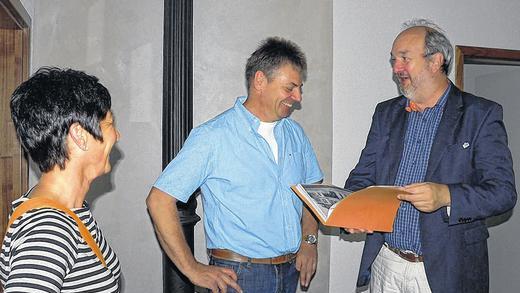 Jugendstil-Juwel: Museumsleiter Klaus Vogt und Harald Sperling (von rechts) führten durch den Bahnhof.