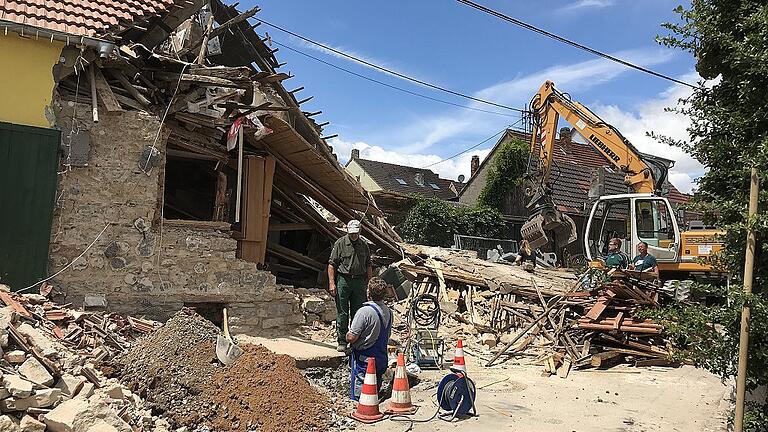 Die Gasleitung zum Haus wurde gekappt, damit beim Abbruch nichts passiert. Die Gasleitung zum Haus wurde gekappt, damit beim Abbruch nichts passiert.