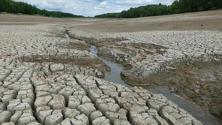 Der Schlamm im Becken des Ellertshäuser Sees ist zum Teil ausgetrocknet. Trotzdem ist es nicht ungefährlich, hier zu laufen. Deshalb gilt weiter ein Betretungsverbot.&nbsp;