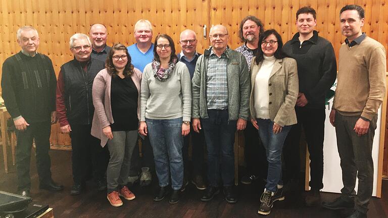 Das Bild zeigt (von links) Pfarrer Stefan Mai, Leo Niermaier, Dietmar Herold, Jessica Wiesmann, Andreas Zehner, Karin Herzog, Bürgermeister Manfred Schötz, Willi Groha, Dieter Heyse, Gabi Müller, Konstantin Gernert, Christoph Jordan.