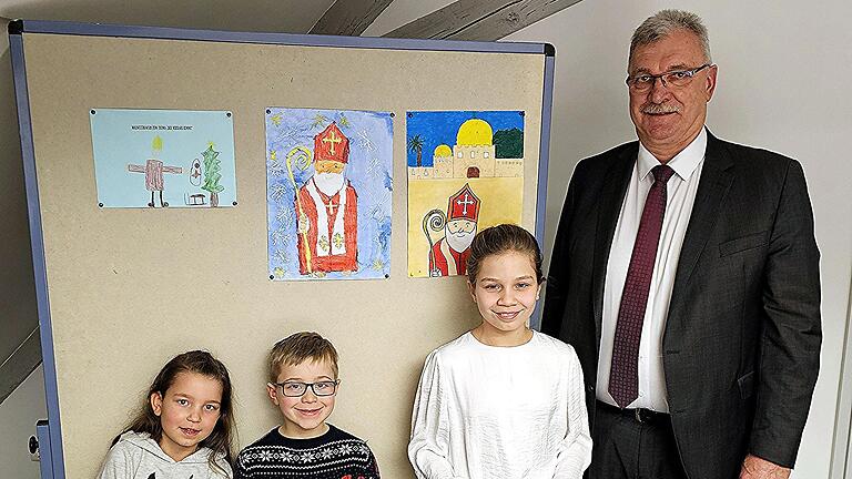 Mit strahlenden Gesichtern stehen die Sieger des Malwettbewerbes vor ihren Werken. Von links: Lina Rein, Lenny Spindler, Valentina Ludwig und Bürgermeister Helmut Dietz. Mit strahlenden Gesichtern stehen die Sieger des Malwettbewerbes vor ihren Werken. Von links: Lina Rein, Lenny Spindler, Valentina Ludwig und Bürgermeister Helmut Dietz.