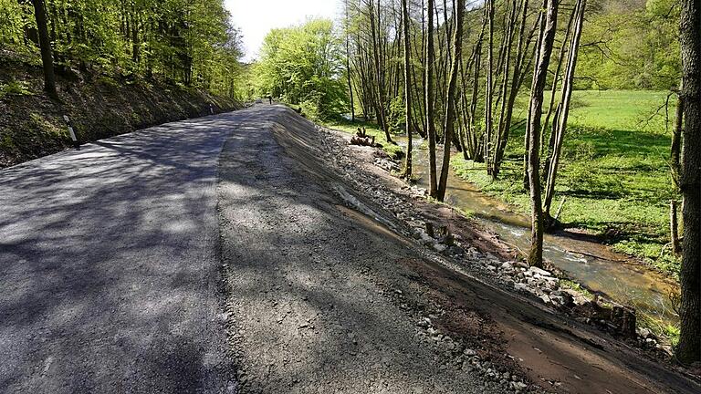 Fahrzeuge mit über 7,5 Tonnen Gesamtgewicht müssen weiter eine Umleitung fahren. Fahrzeuge mit über 7,5 Tonnen Gesamtgewicht müssen weiter eine Umleitung fahren.