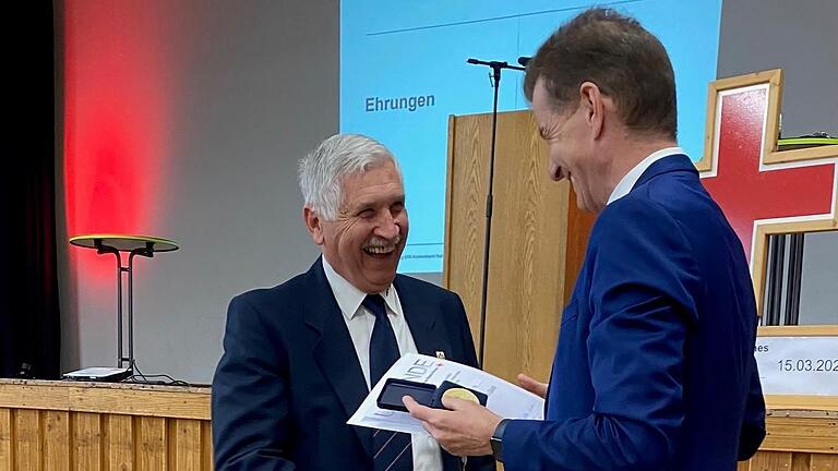 Ehrung Herbert Kolb (links)       -  Ehrung Herbert Kolb (links)