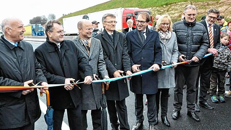 Mit einem symbolischen Akt gibt Bundesverkehrsminister Alexander Dobrindt bei Weibersbrunn ein weiteres Teilstück der auf sechs Spuren ausgebauten A 3 frei. Es entschärft den gefährlichen Kauppenaufstieg zwischen Waldaschaff und Rohrbrunn und sorgt für mehr Kapazität auf der unfallträchtigen und staugeplagten Strecke. In zweieinhalb Jahren Bauzeit ist das neue Teilstück entstanden, das auch mit einer neuen Anbindung der Gemeinde Weibersbrunn verbunden ist. Von den 94 Kilometern zwischen Aschaffenburg und Biebelried sind damit 61 sechsspurig, weitere 13 befinden sich im Bau. Mit einem symbolischen Akt gibt Bundesverkehrsminister Alexander Dobrindt bei Weibersbrunn ein weiteres Teilstück der auf sechs Spuren ausgebauten A 3 frei. Es entschärft den gefährlichen Kauppenaufstieg zwischen Waldaschaff und Rohrbrunn und sorgt für mehr Kapazität auf der unfallträchtigen und staugeplagten Strecke. In zweieinhalb Jahren Bauzeit ist das neue Teilstück entstanden, das auch mit einer neuen Anbindung der Gemeinde Weibersbrunn verbunden ist. Von den 94 Kilometern zwischen Aschaffenburg und Biebelried sind damit 61 sechsspurig, weitere 13 befinden sich im Bau.