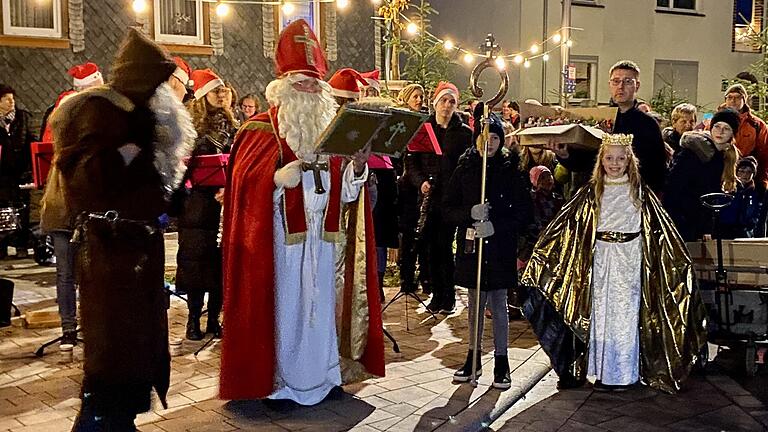 Im Bild: Alfred Fischer (Knecht Ruprecht), Stefan Weigand (Nikolaus) und Luisa Mauer (Christkind). Im Bild: Alfred Fischer (Knecht Ruprecht), Stefan Weigand (Nikolaus) und Luisa Mauer (Christkind).