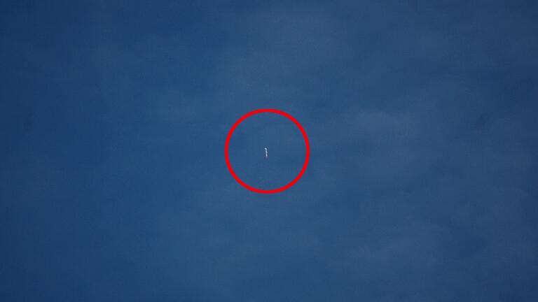 'Ufo' über Haßfurt: Fotografiert am 2. Juni 2021, um 20.04 Uhr Ortszeit, mit einem 300-Millimeter-Teleobjektiv, zu sehen hier in der Mitte des roten Kreises. Niemand vermag derzeit zu sagen, um was es sich gehandelt hat. 'Ufo' über Haßfurt: Fotografiert am 2. Juni 2021, um 20.04 Uhr Ortszeit, mit einem 300-Millimeter-Teleobjektiv, zu sehen hier in der Mitte des roten Kreises. Niemand vermag derzeit zu sagen, um was es sich gehandelt hat.