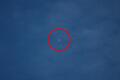 'Ufo' über Haßfurt: Fotografiert am 2. Juni 2021, um 20.04 Uhr Ortszeit, mit einem 300-Millimeter-Teleobjektiv, zu sehen hier in der Mitte des roten Kreises. Niemand vermag derzeit zu sagen, um was es sich gehandelt hat.