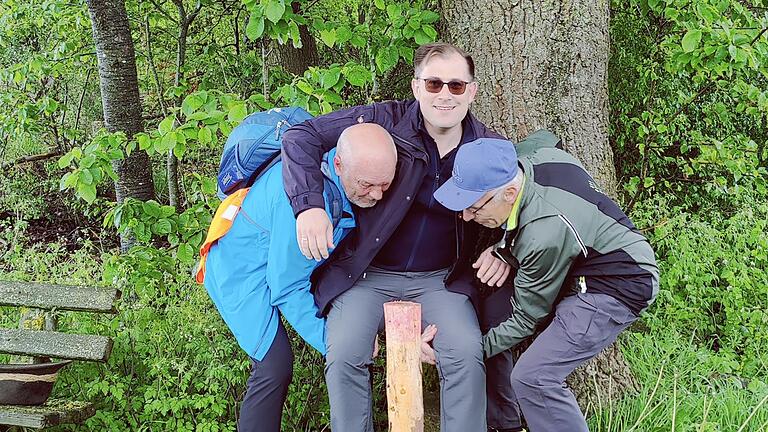 Der Brauch des „Stauchens“ hat Tradition bei Grenzgängen. Auch Bürgermeister Florian Atzmüller entkam ihm nicht und machte mit dem harten Stein Bekanntschaft. - Der Brauch des „Stauchens“ hat Tradition bei Grenzgängen. Auch Bürgermeister Florian Atzmüller entkam ihm nicht und machte mit dem harten Stein Bekanntschaft. Der Brauch des „Stauchens“ hat Tradition bei Grenzgängen. Auch Bürgermeister Florian Atzmüller entkam ihm nicht und machte mit dem harten Stein Bekanntschaft. - Der Brauch des „Stauchens“ hat Tradition bei Grenzgängen. Auch Bürgermeister Florian Atzmüller entkam ihm nicht und machte mit dem harten Stein Bekanntschaft.
