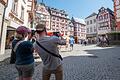 Tourismus in Rheinland-Pfalz       -  Touristen im Fachwerk-Städtchen Bernkastel-Kues. Die Lust aufs Reisen ist ungebrochen.