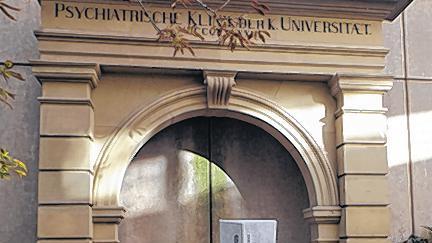 Gedenkstele vor dem Torbogen der alten Nervenklinik