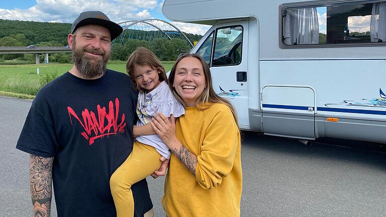 Maria und Steffen Gerberich sind Anfang Juni mit ihrer 5-jährigen Tochter Elfi im Wohnmobil auf eine einjährige Europa-Reise aufgebrochen. Maria und Steffen Gerberich sind Anfang Juni mit ihrer 5-jährigen Tochter Elfi im Wohnmobil auf eine einjährige Europa-Reise aufgebrochen.
