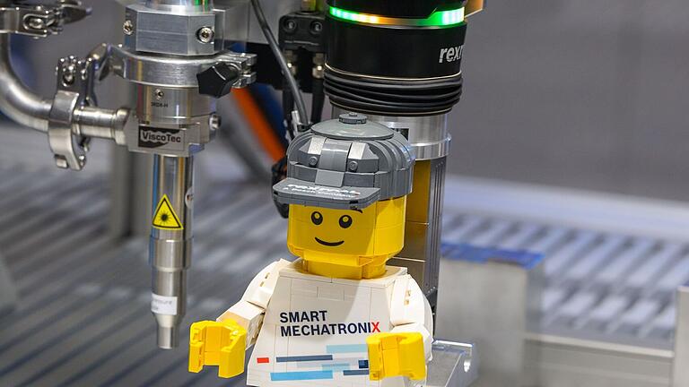 Durch die Kombination eines Sensorsystems mit einer in sechs Freiheitsgraden unabhängig arbeitenden Kinematik verleiht das Ausgleichsmodul Smart Flex Effector Industrierobotern einen der menschlichen Hand ähnlichen Tastsinn. Durch die Kombination eines Sensorsystems mit einer in sechs Freiheitsgraden unabhängig arbeitenden Kinematik verleiht das Ausgleichsmodul Smart Flex Effector Industrierobotern einen der menschlichen Hand ähnlichen Tastsinn. 