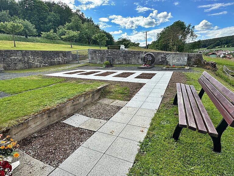 Im Burgwallbacher Friedhof stehen nun weitere Urnengräber zur Verfügung. Im alten Bereich sind nur noch zwei verfügbar.