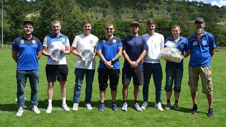 Für zahlreiche Spiele im SVB-Trikot geehrt (von links): Lorenz Hrobarsch, Maximilian Hoh, Xaver Kuhn, David Kuntscher, Stefan Matreux, Sebastian Bumm, Stefan Geier und Stefan Kaufmann.