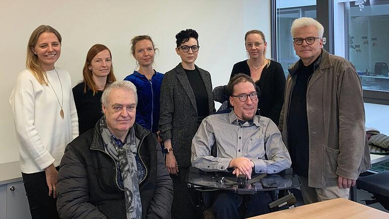 'Konstruktiv empfundenes Gespräch': Michael Gerr (Verein WüSL) und Julian Wendel (Behindertenbeauftragter Würzburg, vorne) sowie Stella Münch (Leiterin der Beratungsstelle für Menschen mit Behinderung), Anke Geiter (Inklusionsbeauftragte), Schauspieldirektorin Barbara Bily, Chefdisponentin Tina Landgraf, Sandra Michel (Inklusionsbeauftragte) und Intendant Markus Trabusch (hinten von links). 'Konstruktiv empfundenes Gespräch': Michael Gerr (Verein WüSL) und Julian Wendel (Behindertenbeauftragter Würzburg, vorne) sowie Stella Münch (Leiterin der Beratungsstelle für Menschen mit Behinderung), Anke Geiter (Inklusionsbeauftragte), Schauspieldirektorin Barbara Bily, Chefdisponentin Tina Landgraf, Sandra Michel (Inklusionsbeauftragte) und Intendant Markus Trabusch (hinten von links).