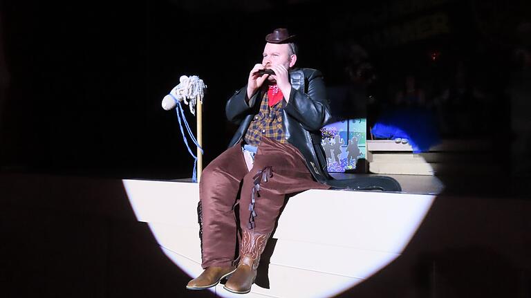  Julian Klemm eröffnete den Auftritt des Männerballetts mit dem Mundharmonikaspiel. Die Männer wurden begeistert und verdient bejubelt und kamen nicht ohne Zugabe von der Bühne. Julian Klemm eröffnete den Auftritt des Männerballetts mit dem Mundharmonikaspiel. Die Männer wurden begeistert und verdient bejubelt und kamen nicht ohne Zugabe von der Bühne.